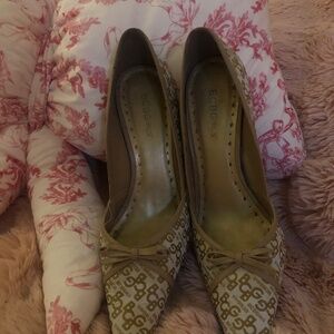 BCBG pointed toe bow pump